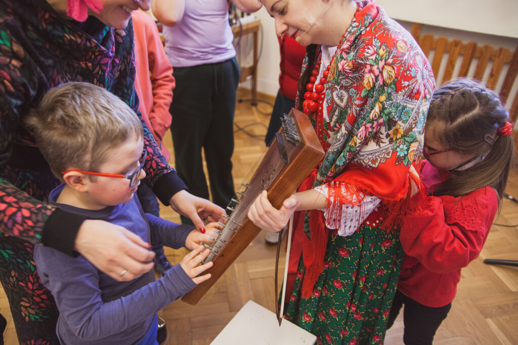 oglądanie i granie na instrumentach