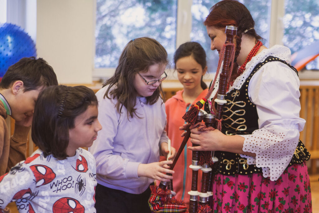 oglądanie i granie na instrumentach