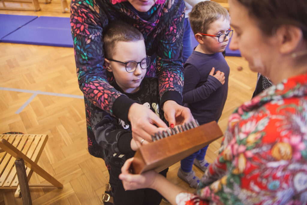 oglądanie i granie na instrumentach