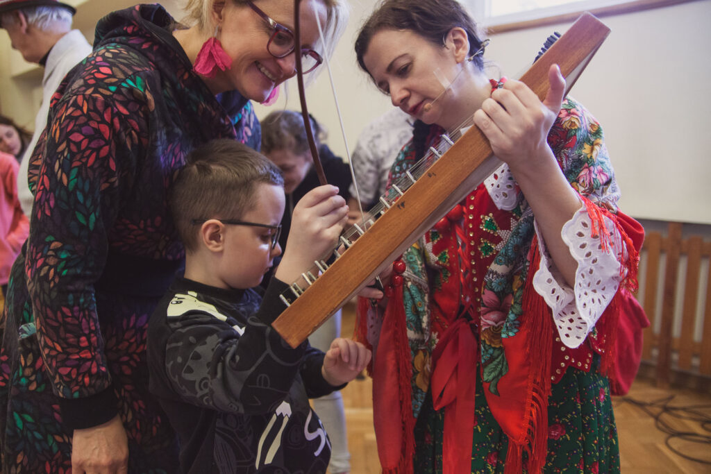 oglądanie i granie na instrumentach
