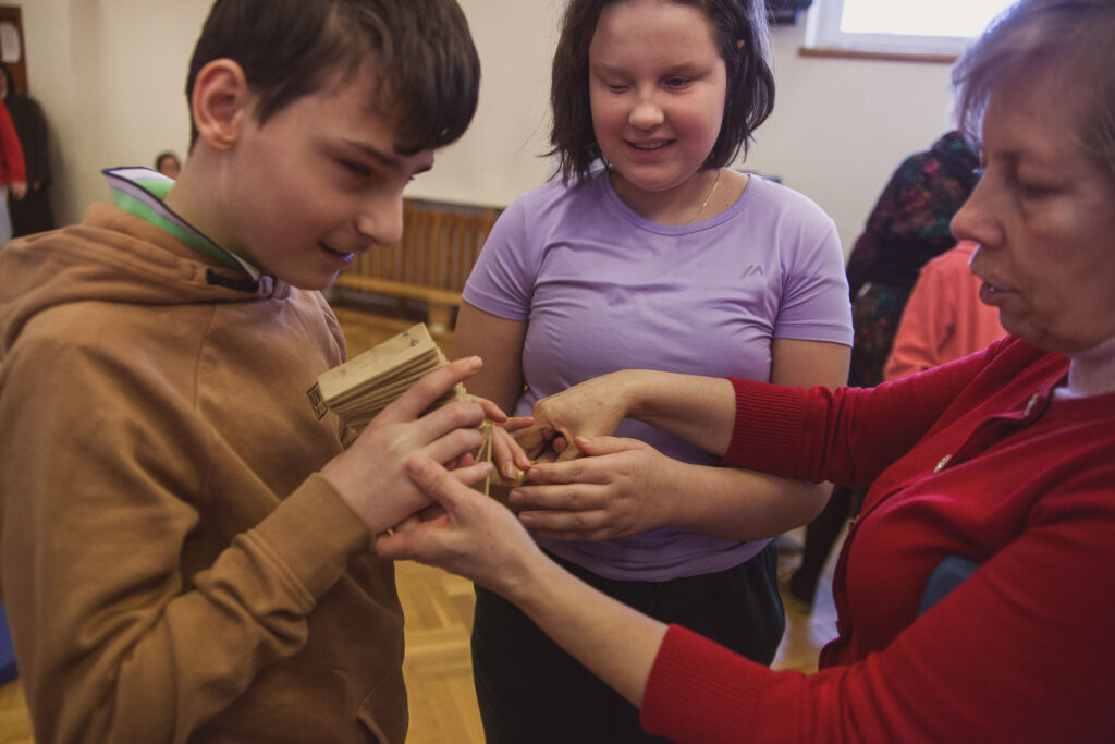 oglądanie i granie na instrumentach