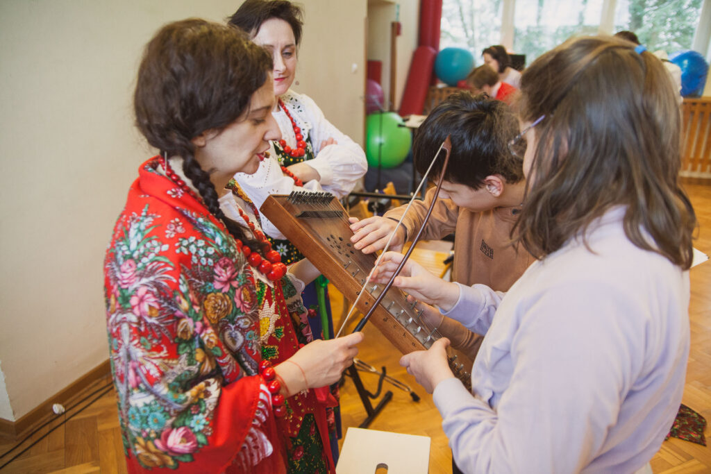 oglądanie i granie na instrumentach
