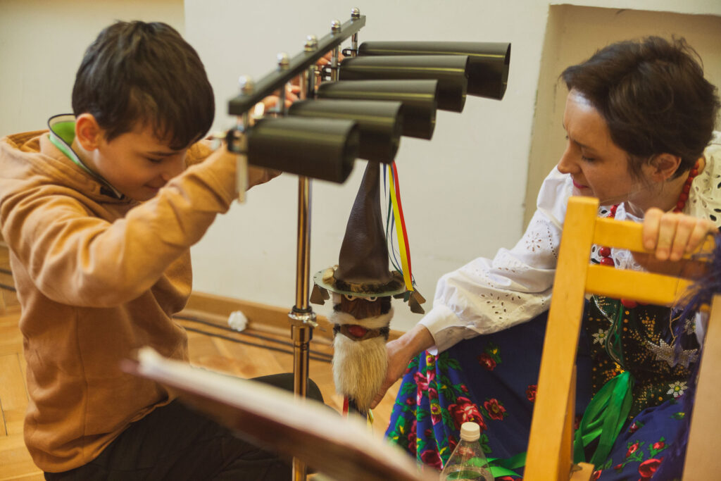 oglądanie i granie na instrumentach