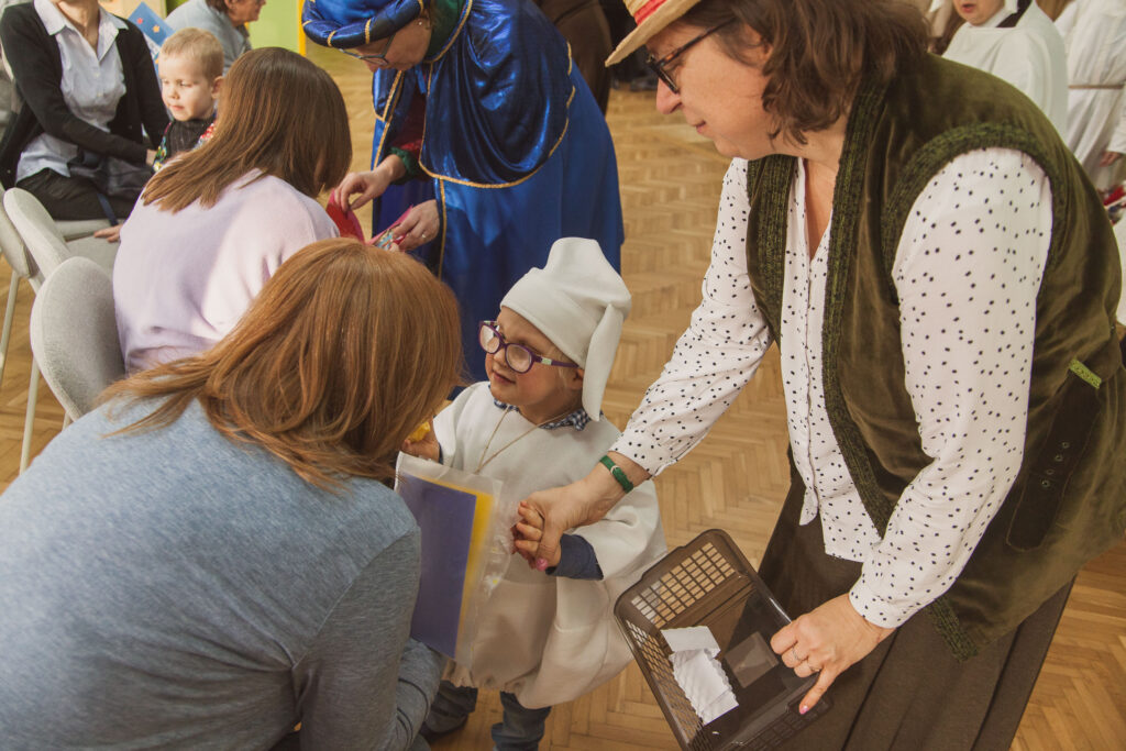 Wręczanie prezentów dla babć i dziadków