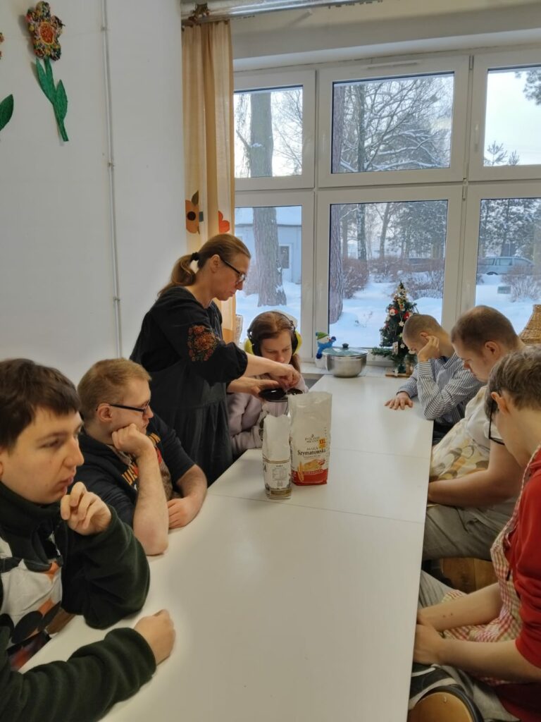 Uczniowie oglądają produkty