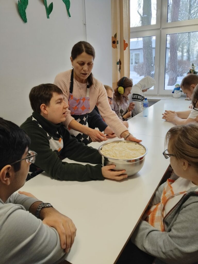 Uczniowie oglądają gotowy zaczyn