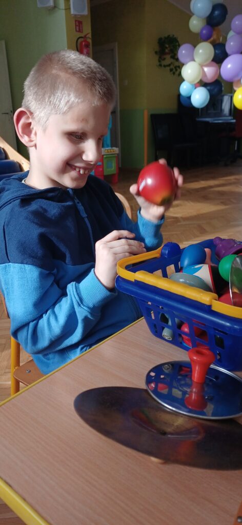 Chłopiec ogląda grzechotki