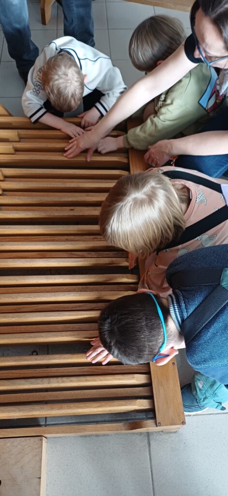 Dzieci oglądają grającą podłogę organów.