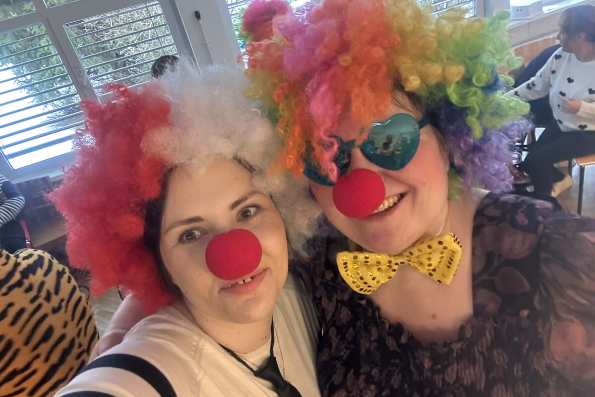 dwie nauczycielki w przebraniu klauna e sztucznymi czerwonymi nosami uśmiechnięte