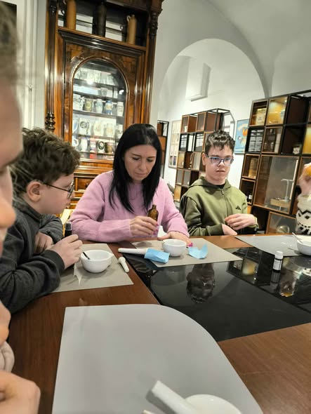 uczniowie łączą zioła