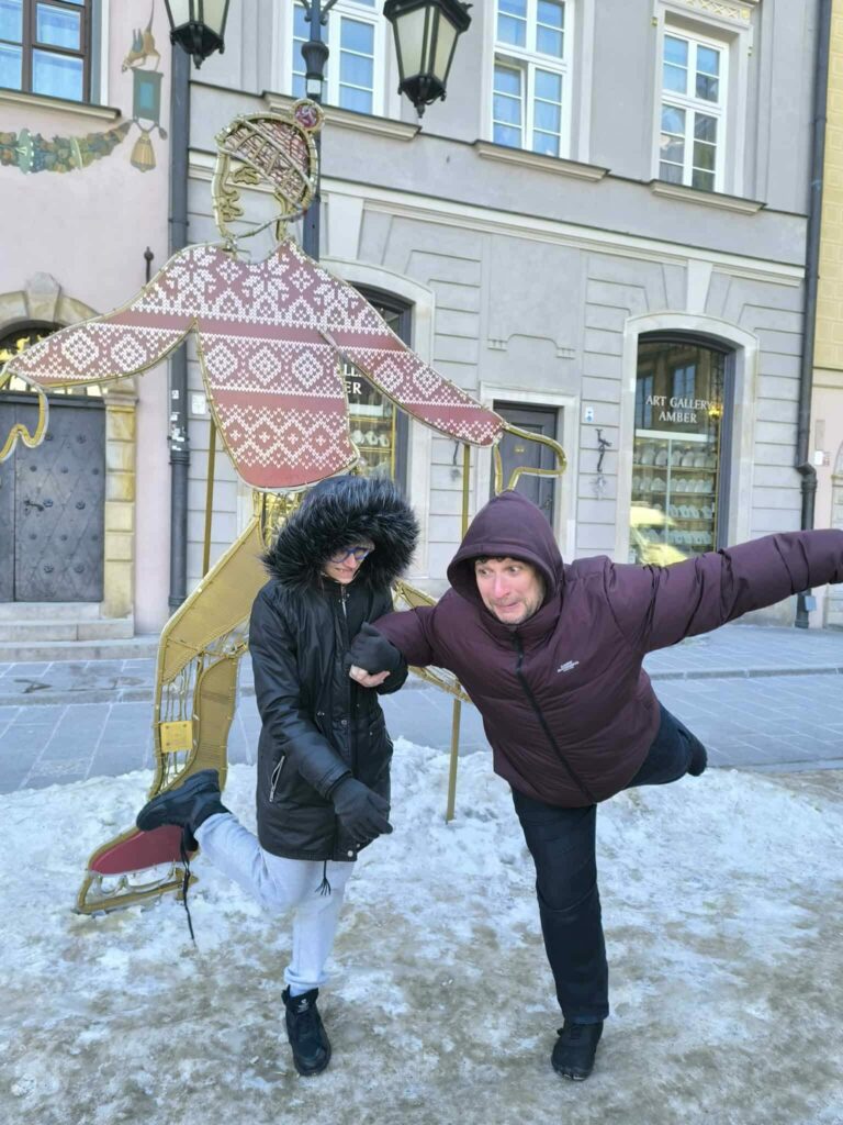 Ksiądz udaje łyżwiarza