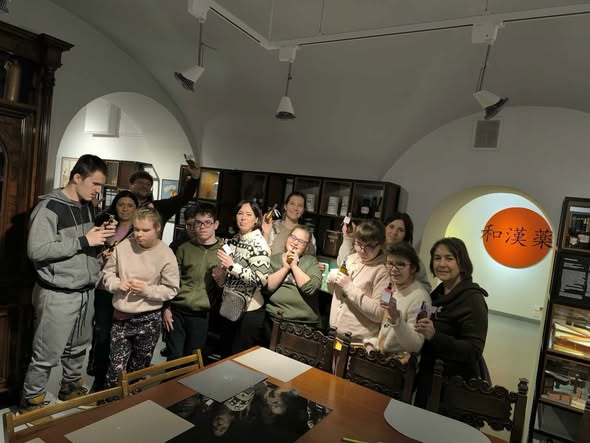 Pani Małgosia z Patrycją uciera moździerzem w naczyniu