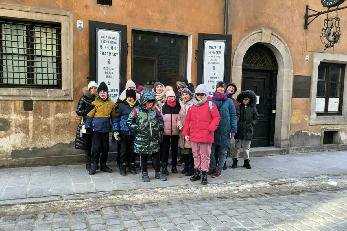 Wspólne zdjęcie przed Muzeum