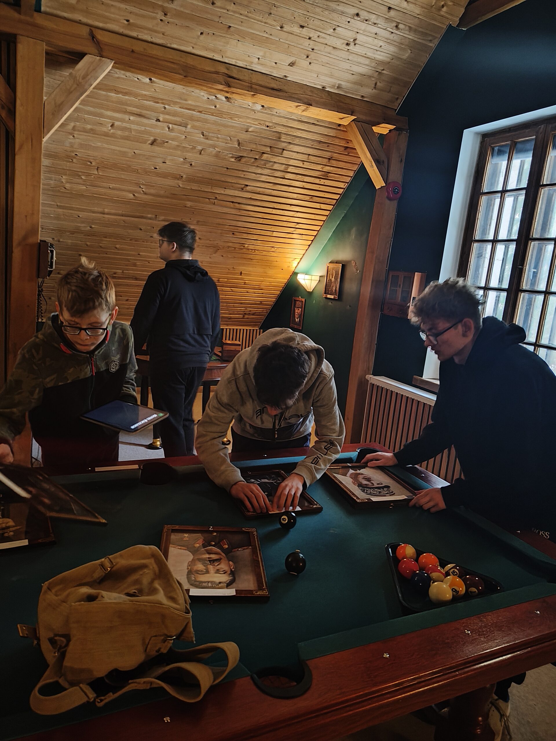 Chłopcy oglądają zdjęcia