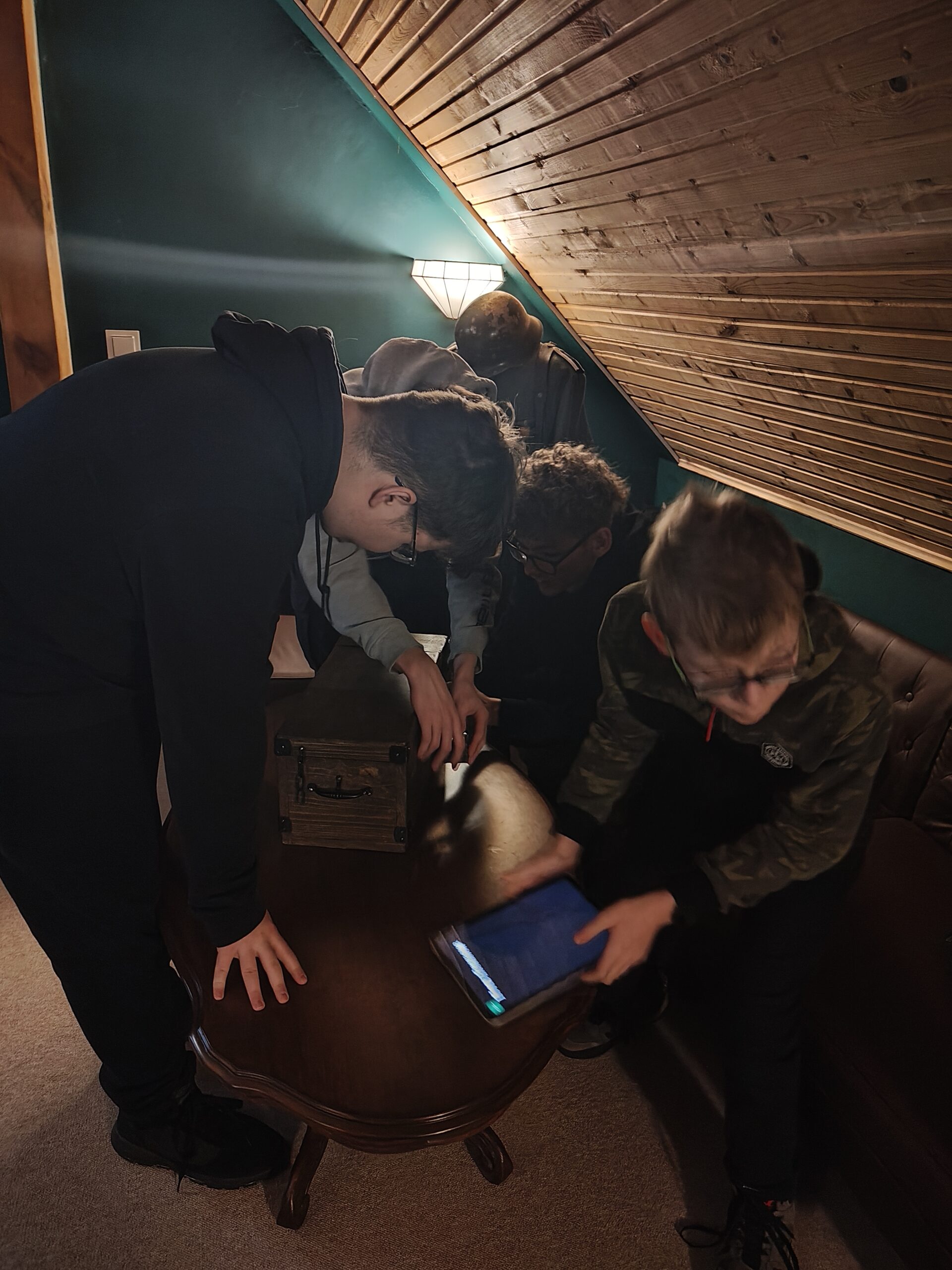 Chłopcy przy drewnianej skrzyni