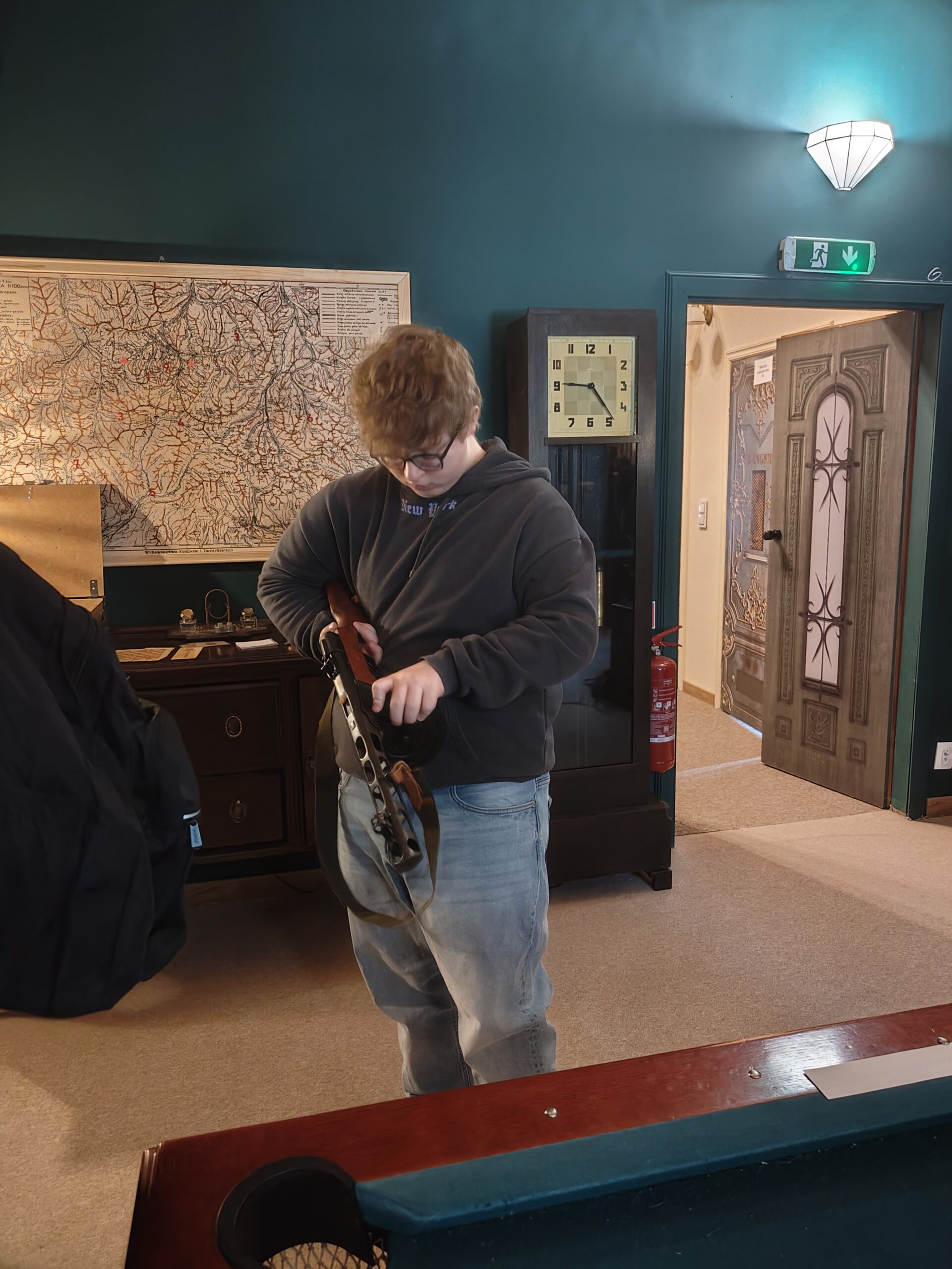 Chłopiec z karabinem