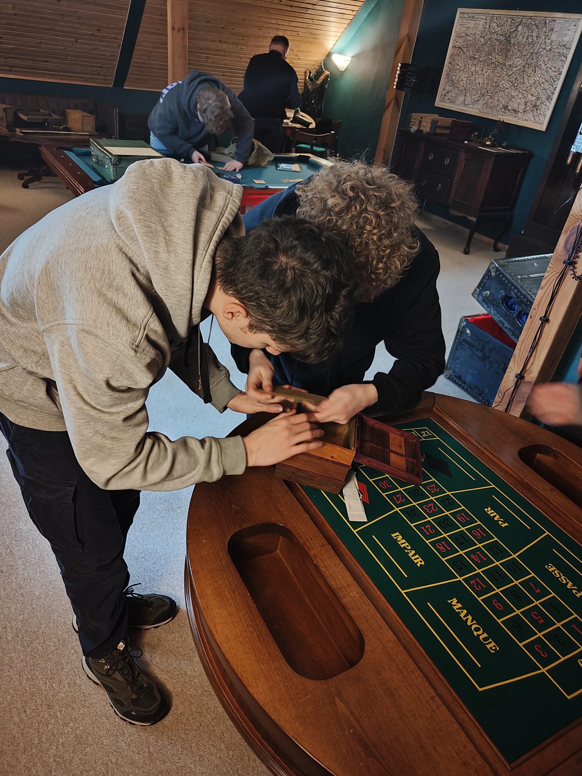 Dwóch uczniów szuka zadania w pudełku