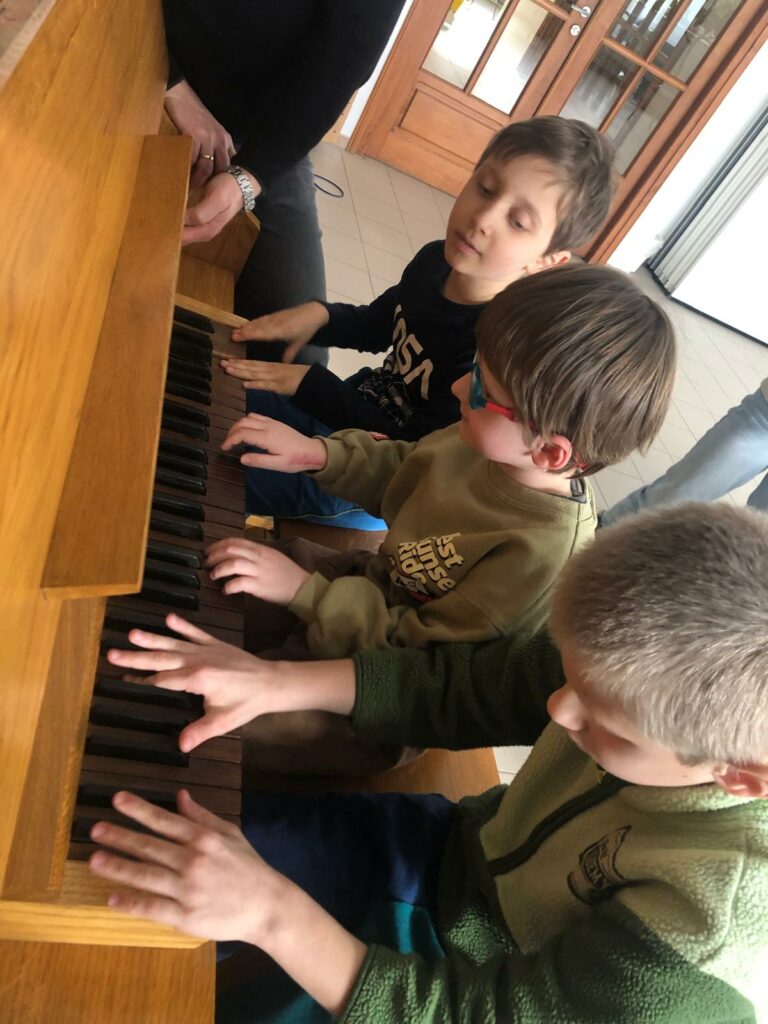 Chłopcy grają na organach