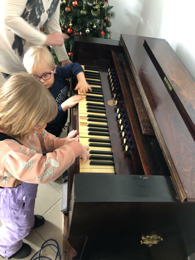 Dzieci grają na klawiszach.