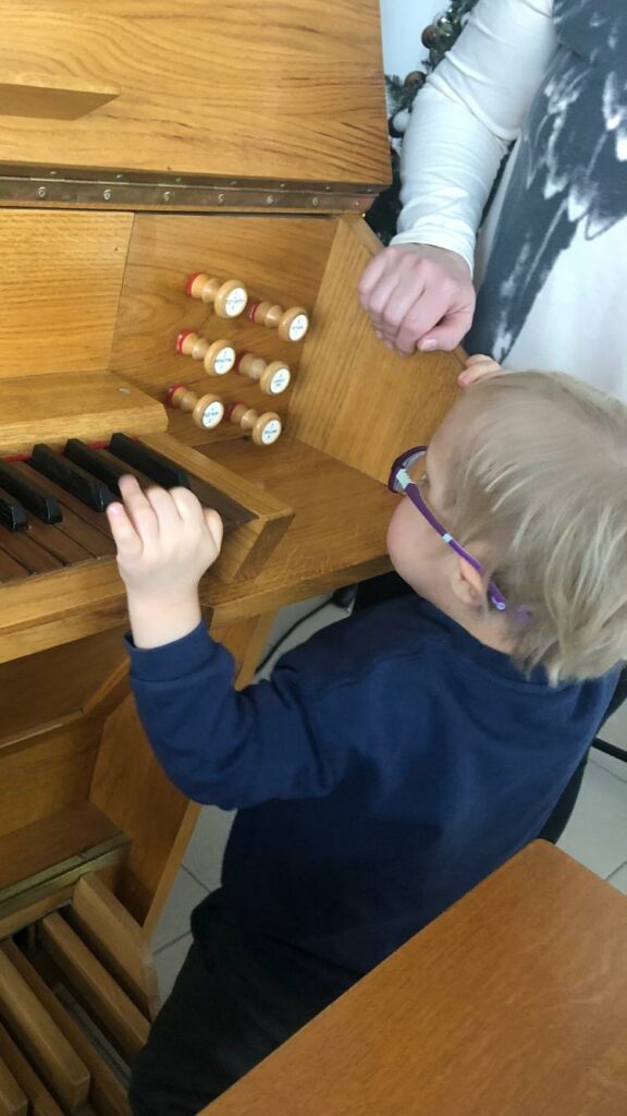 Chłopiec przy organach