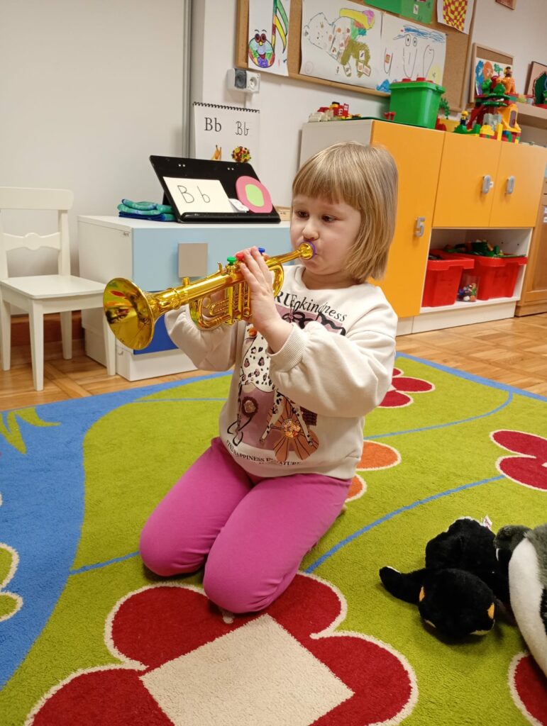 Dziewczynka gra na trąbce