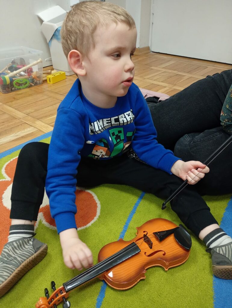 Chłopiec ogląda skrzypce