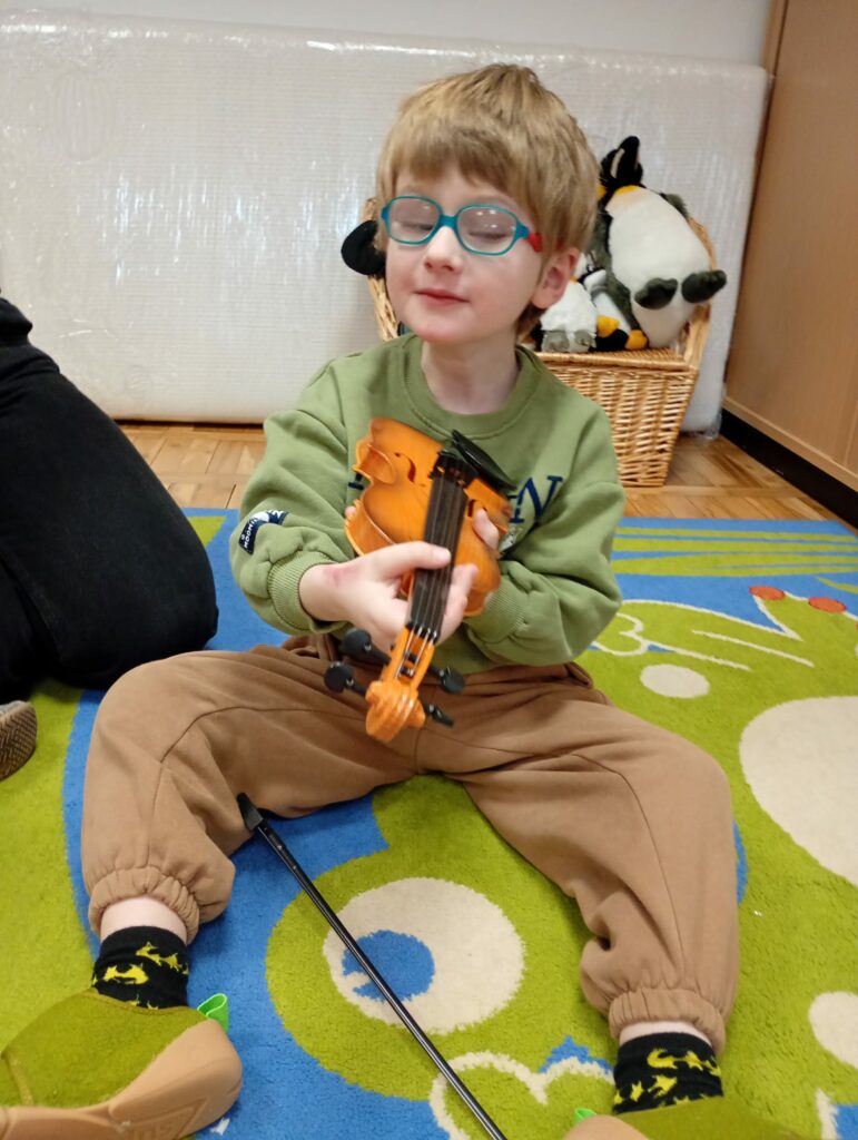 Chłopiec ogląda skrzypce