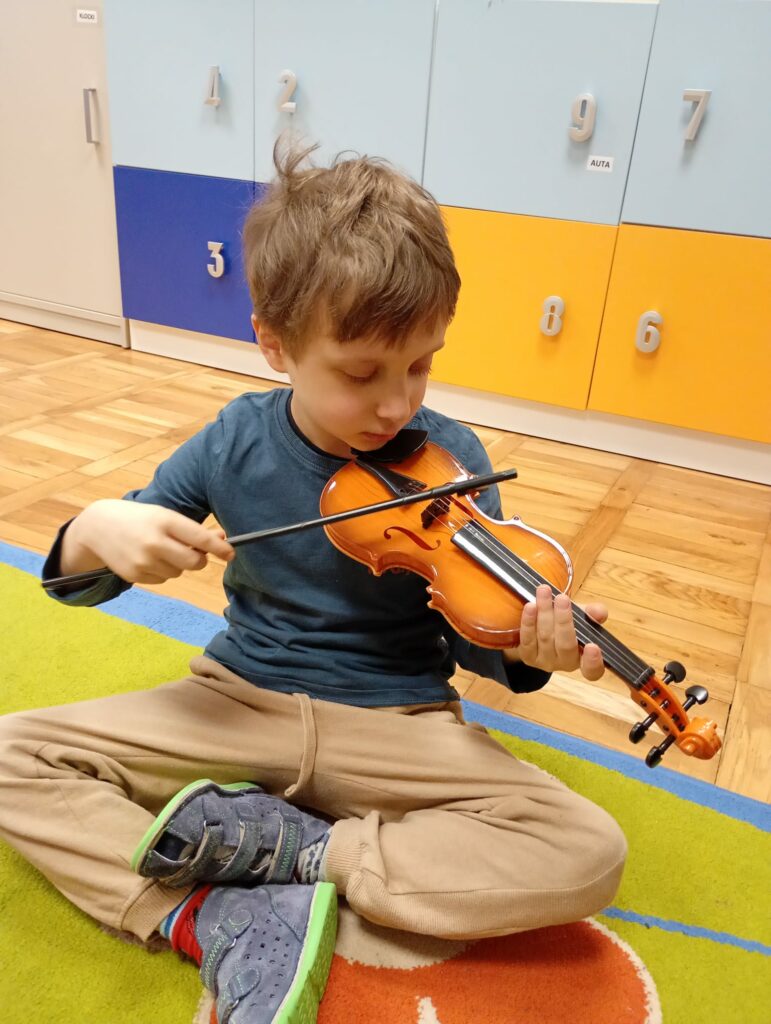 Chłopiec gra na skrzypcach