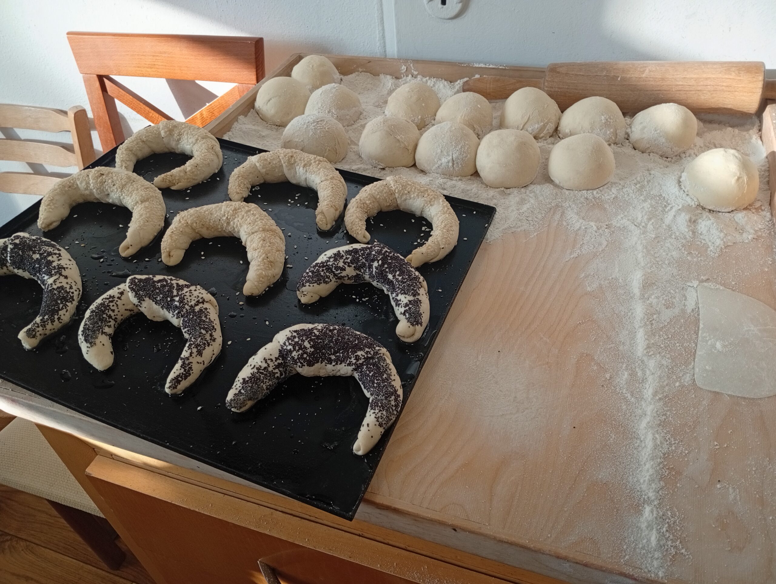 Rogale, bułki na stolnicy