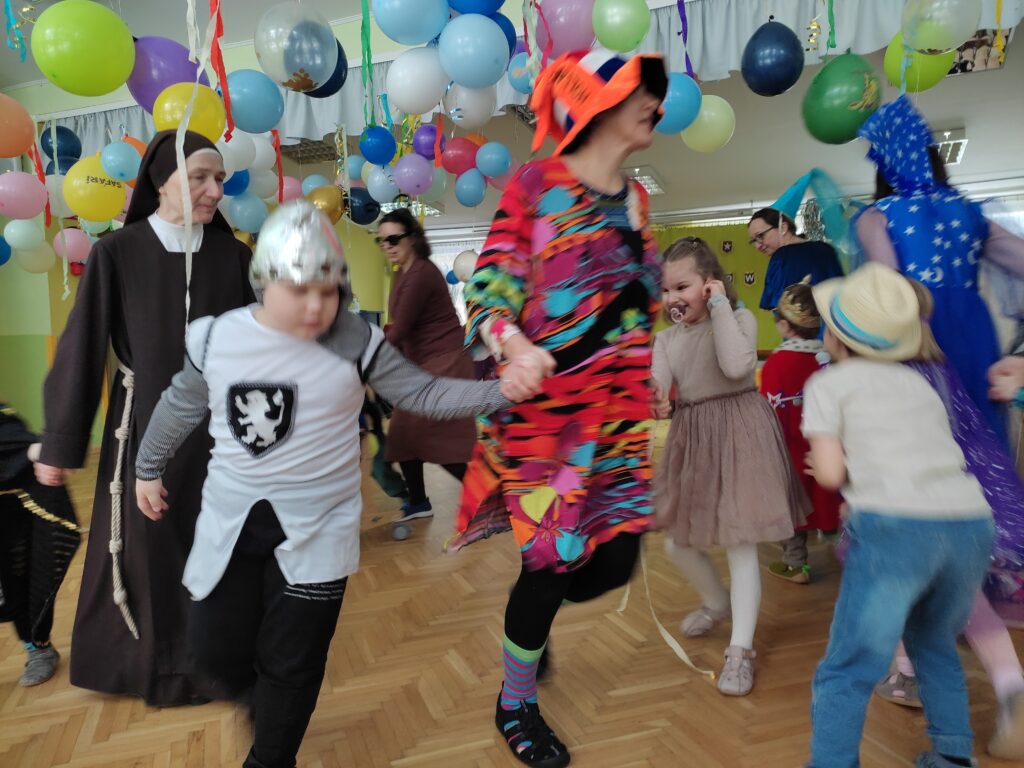 Dynamiczne zdjęcie w ruchu dzieci i nauczycielek.