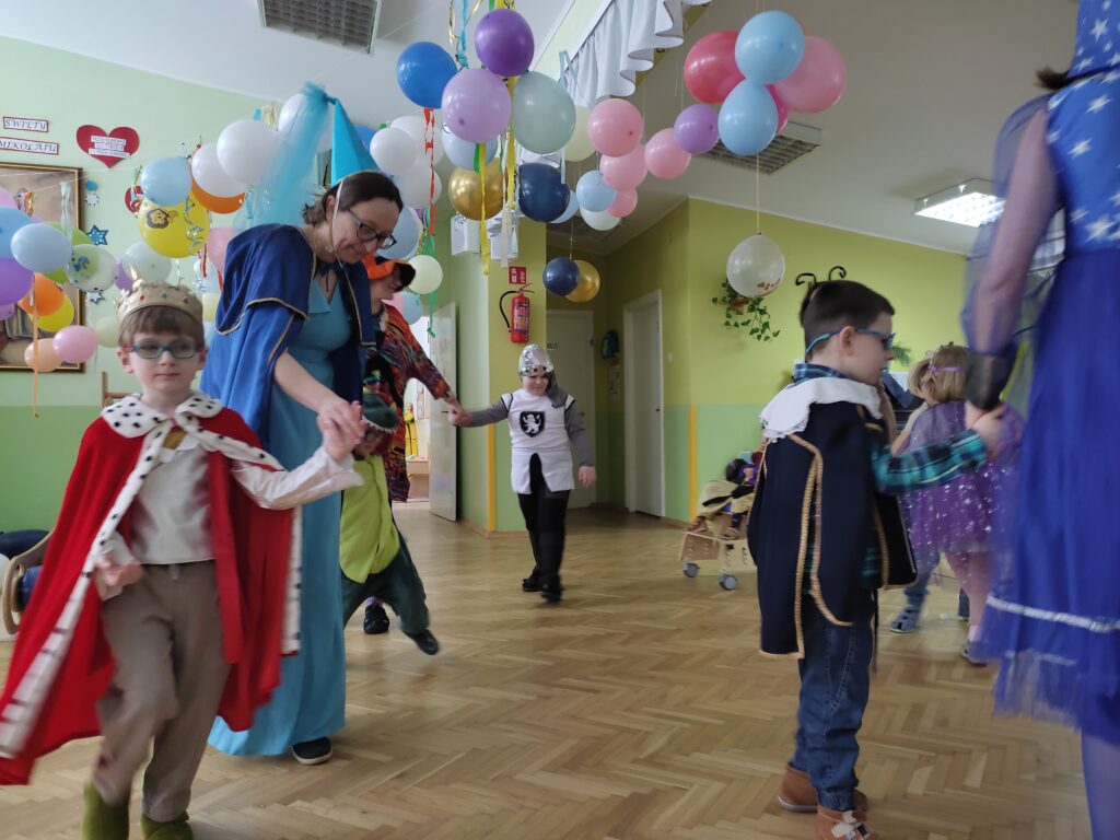 Przebrane dzieci i nauczycielki na sali.