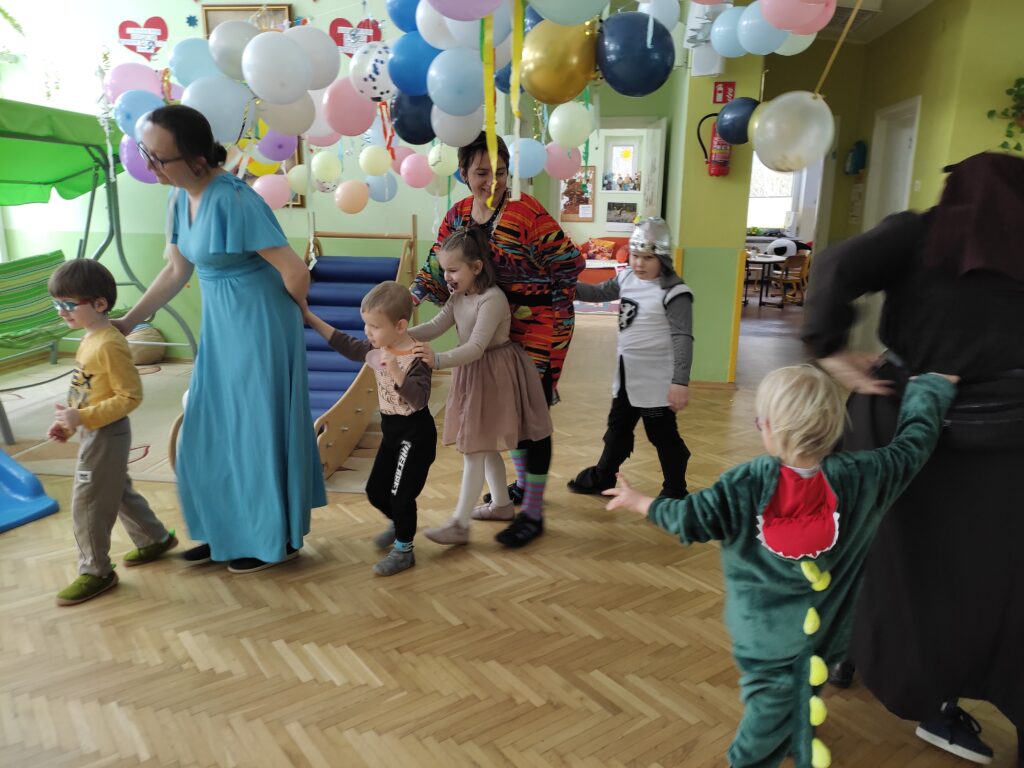 Korowód przebranych nauczycielek i dzieci.