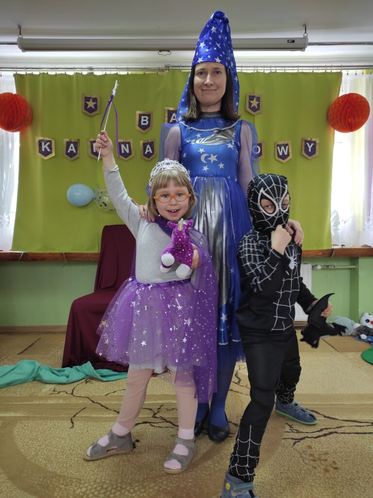 Grupa Zuchów na tle napisu Bal Karnawałowy.