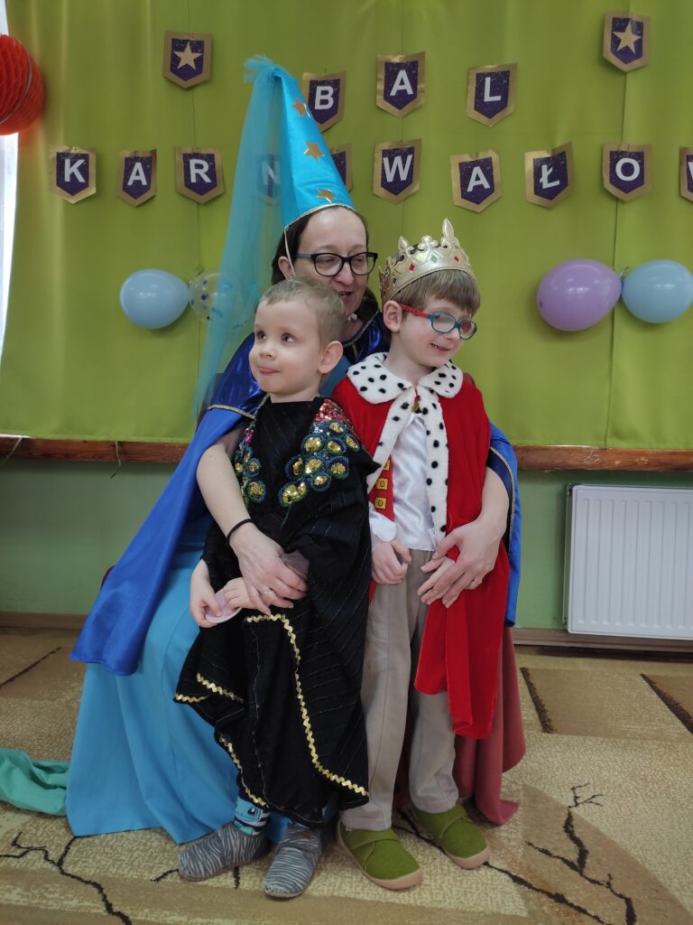 Grupa Niedźwiadków na tle napisu Bal Karnawałowy.