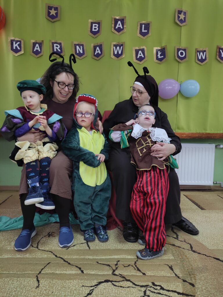 Grupa Mrówek na tle napisu Bal Karnawałowy.