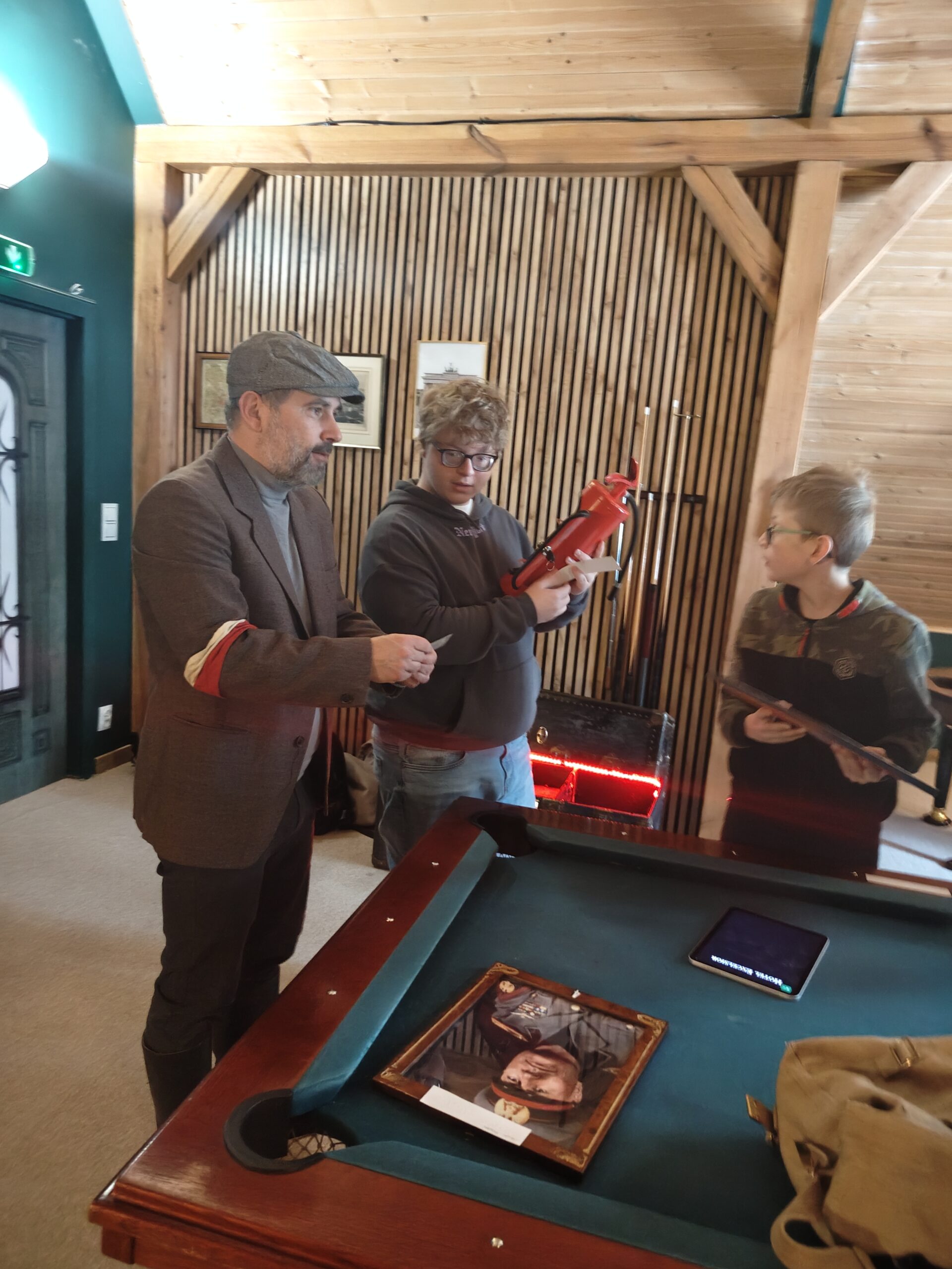 Przewodnik prezentuje gaśnicę oraz karabin