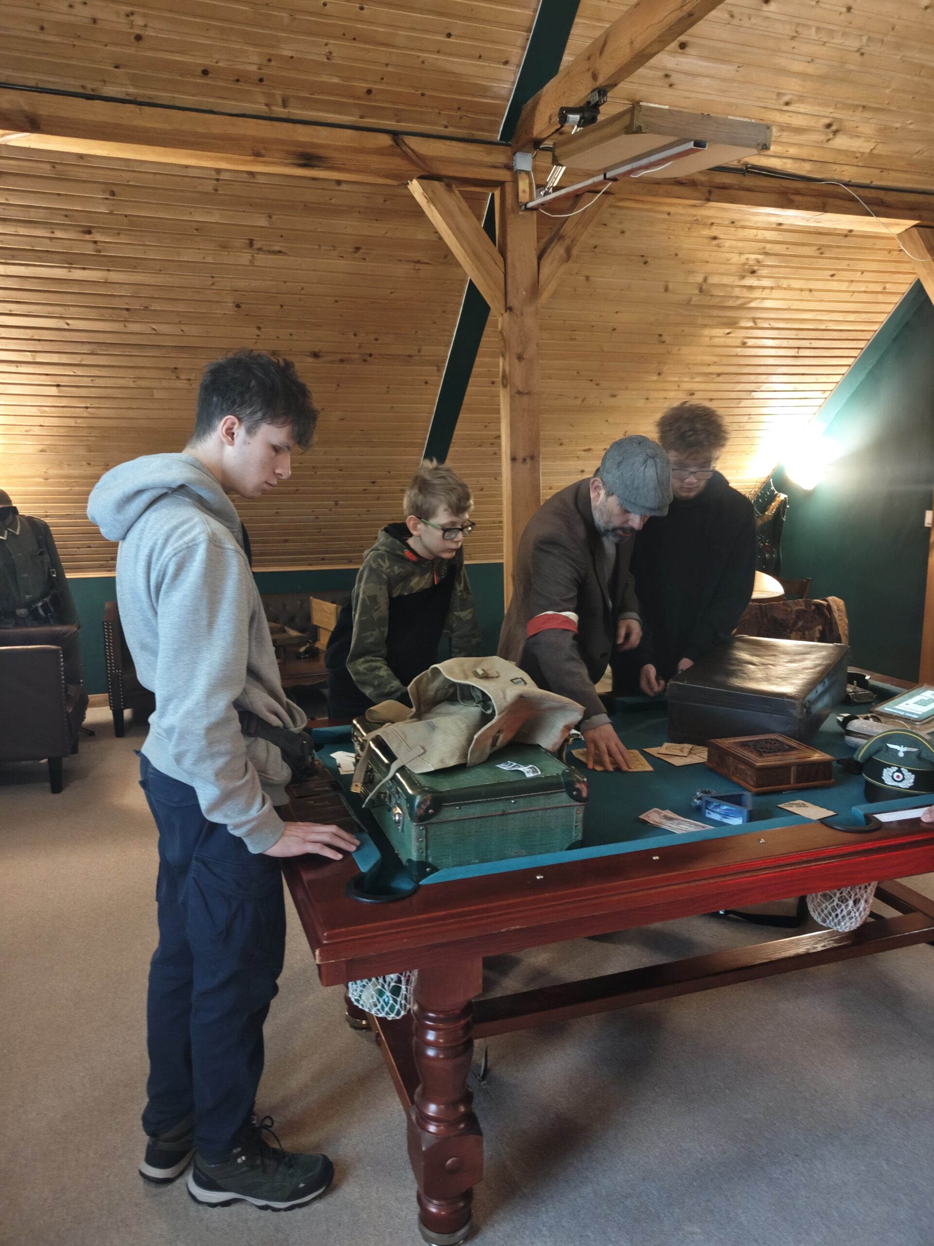 Przewodnik prezentuje uczniom pamiątki