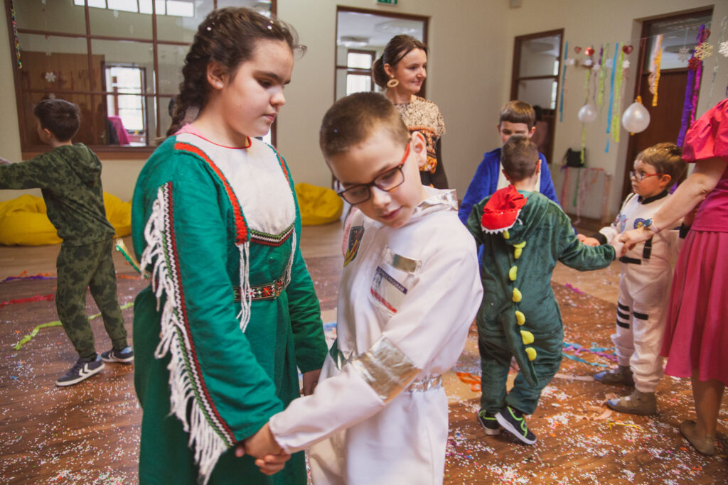 dzieci tańczące na balu karnawałowym