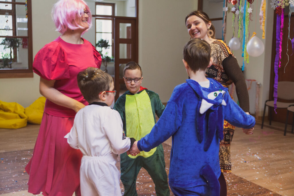 dzieci tańczące na balu karnawałowym