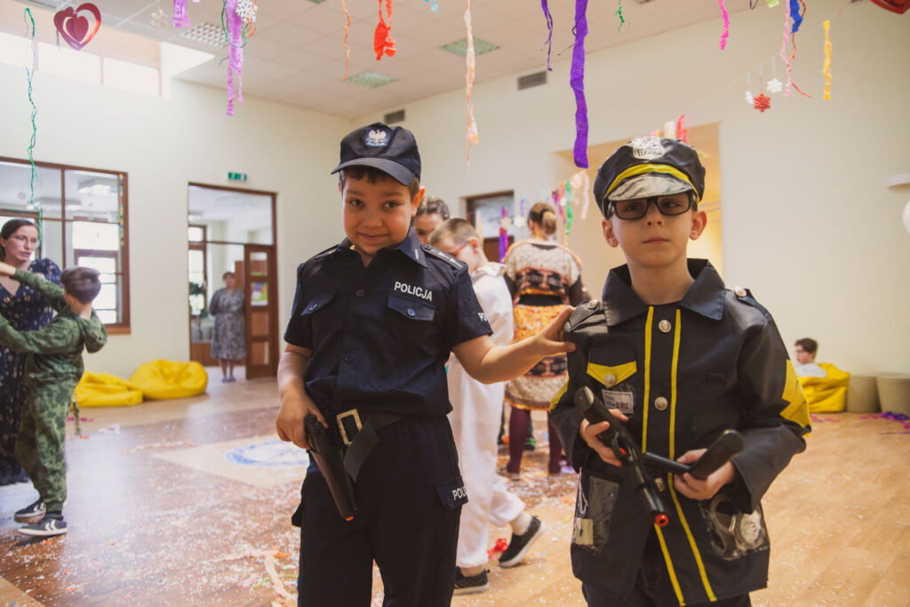 dzieci tańczące na balu karnawałowym