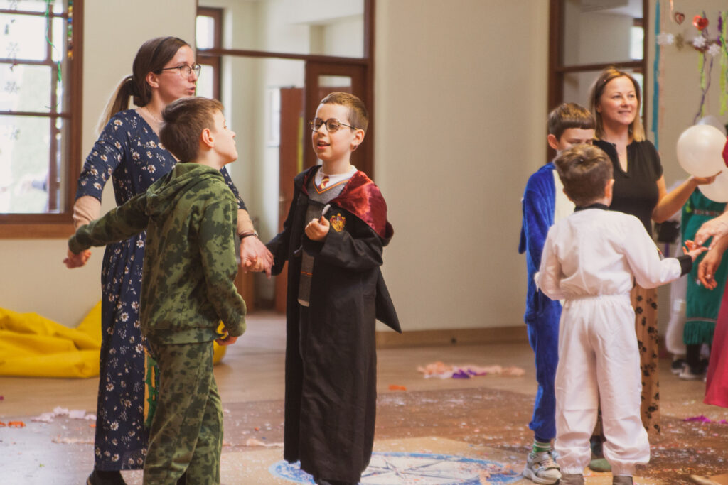 dzieci tańczące na balu karnawałowym