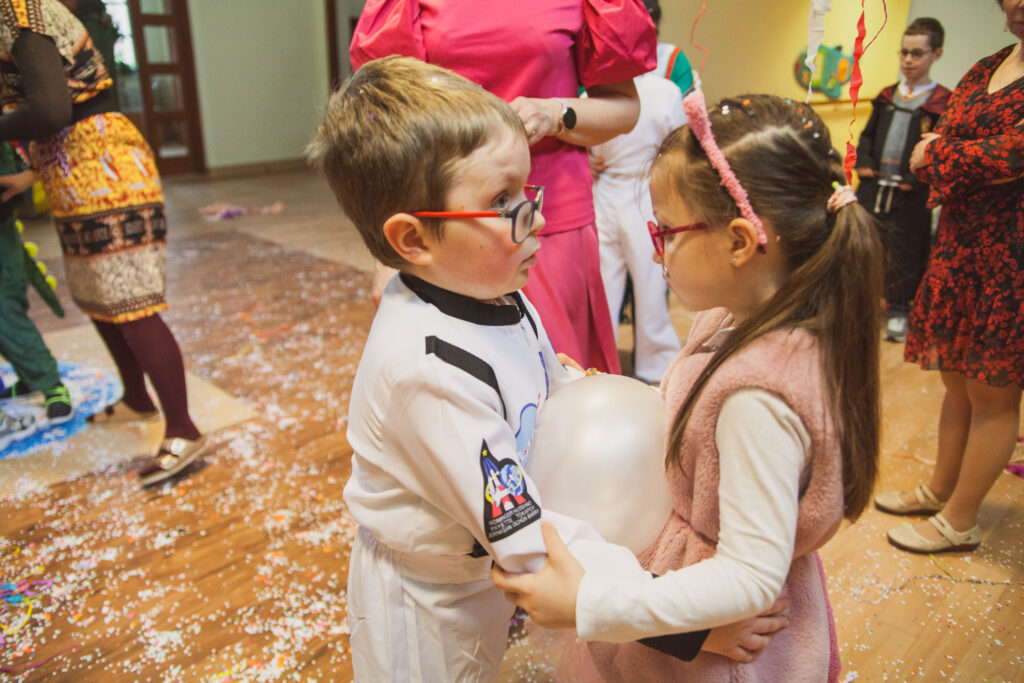 dzieci tańczące na balu karnawałowym