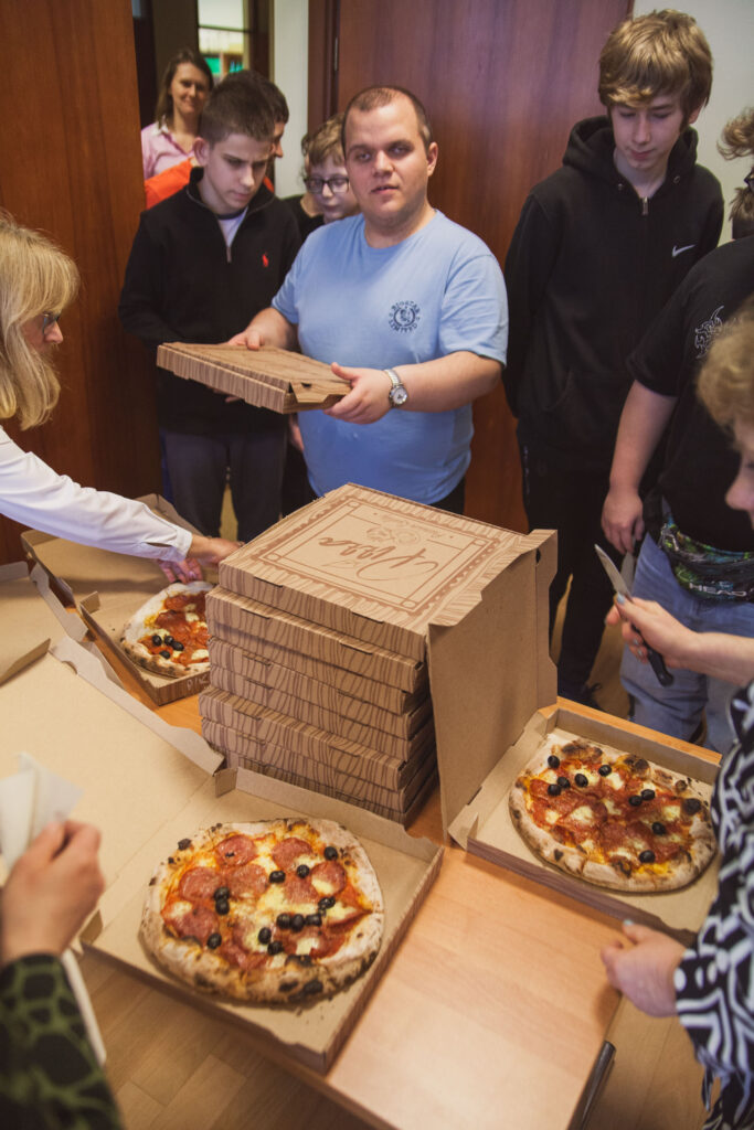 wspólne jedzenie pizzy