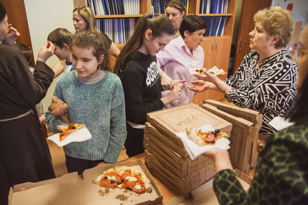 wspólne jedzenie pizzy