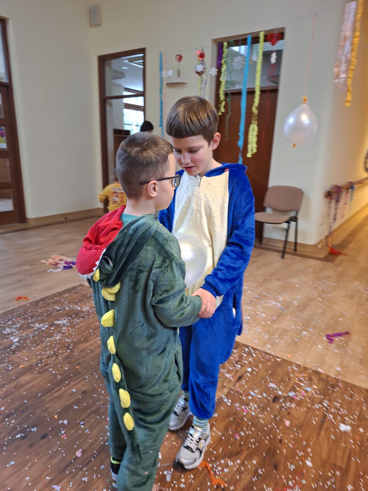 Tańczą chłopcy przebrani za zwierzęta