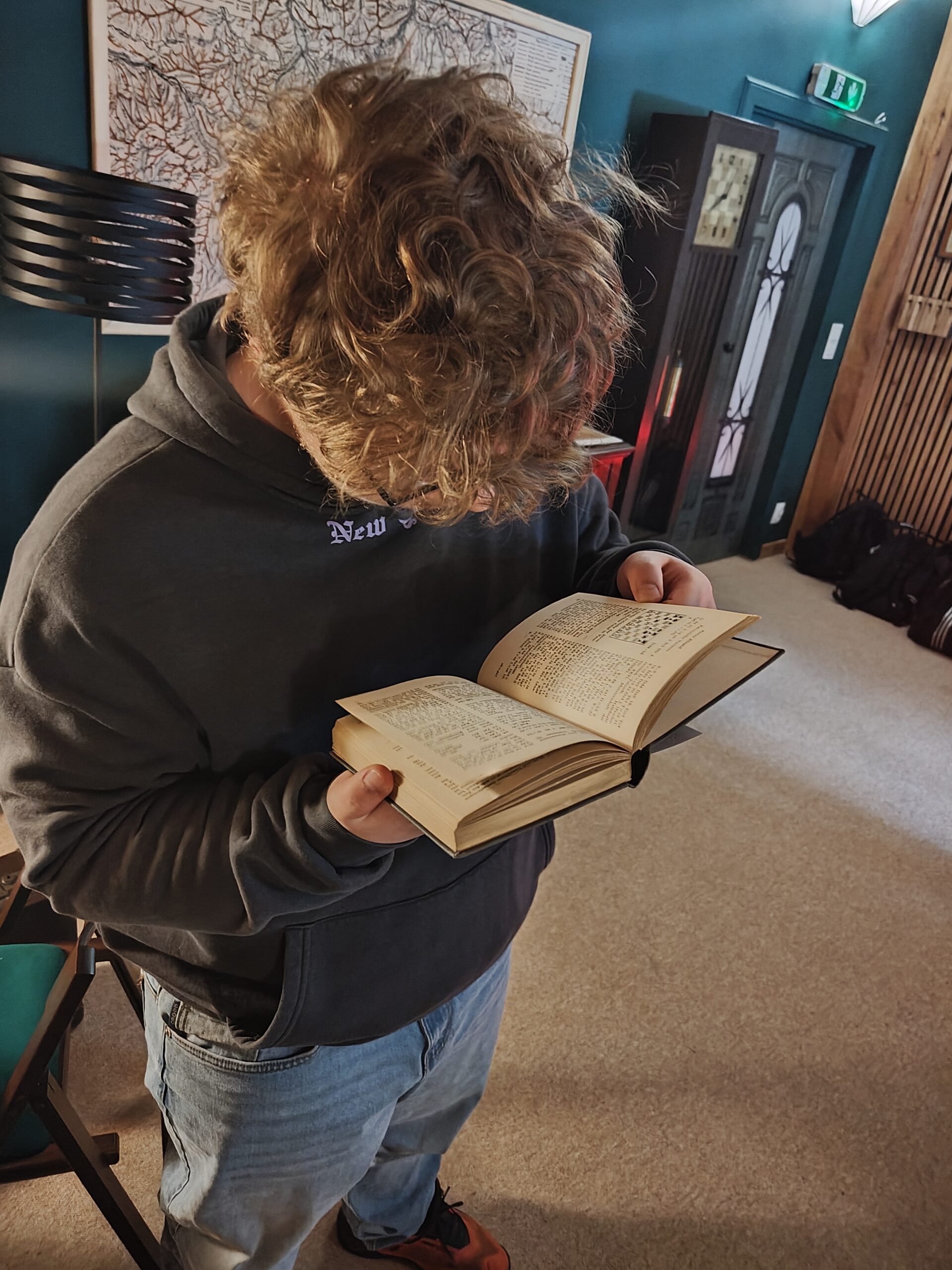 Uczeń czyta książkę