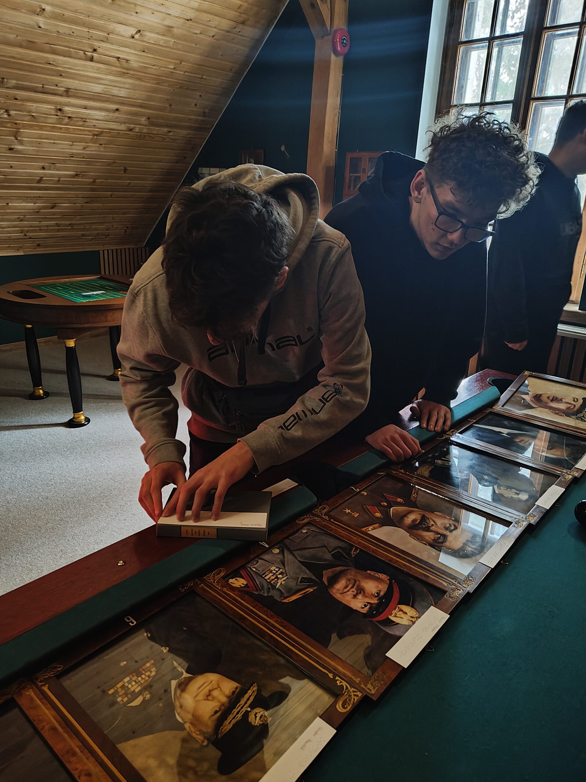 Uczeń czyta podpis pod zdjęciem