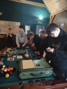 Uczniowie oglądają rekwizyty