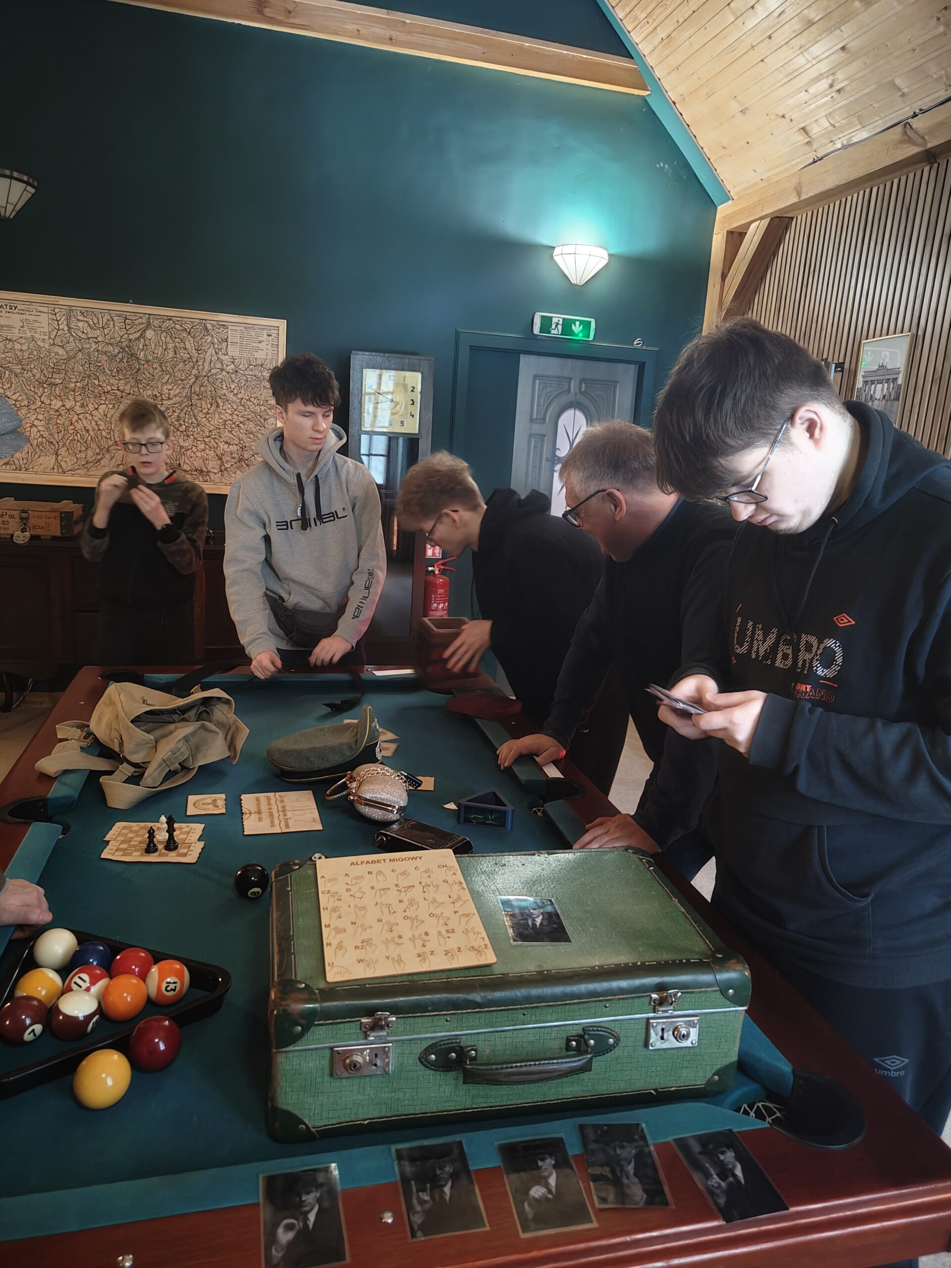 Uczniowie oglądają rekwizyty