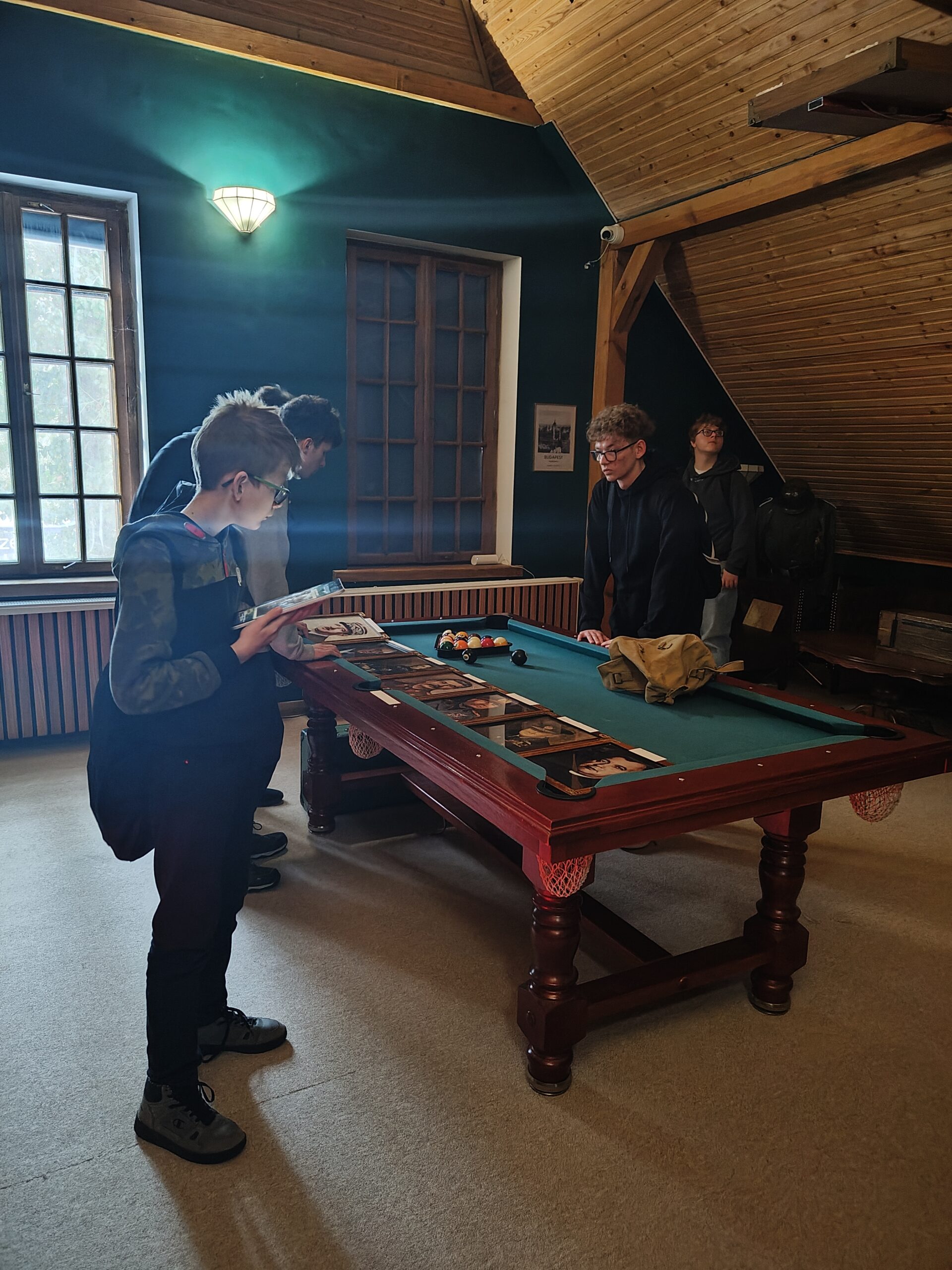 Uczniowie oglądają zdjęcia